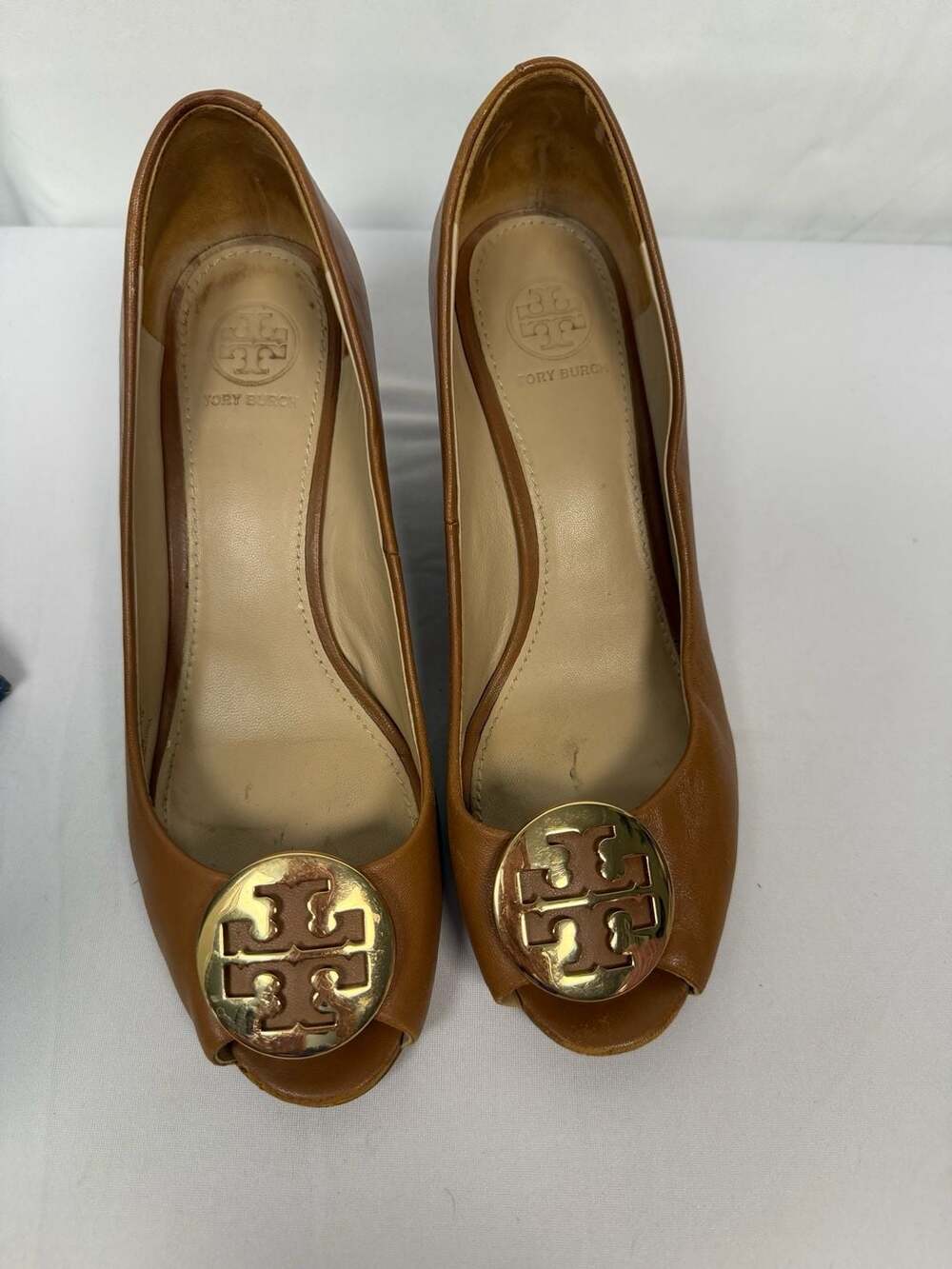 Tory Burch Logo 65mm Peep-Toe Leather Wedge Pumps, Tan - Picture 2 of 6